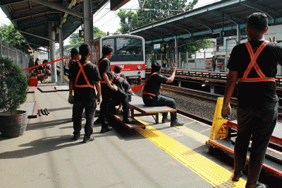 Sejumlah pekerja memasang tangga untuk pengguna KRL di Stasiun Tebet, Jakarta Selatan, Senin (6/2/2023).