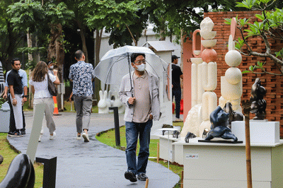 Pengunjung melihat karya seni yang ditampilkan dalam pameran Art Jakarta Gardens 2023 di Hutan Kota by Plataran, Senayan, Jakarta Pusat, Selasa (7/2/2023).