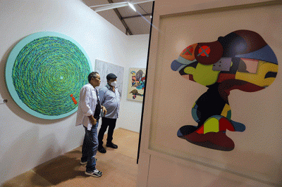 Pengunjung melihat karya seni yang ditampilkan dalam pameran Art Jakarta Gardens 2023 di Hutan Kota by Plataran, Senayan, Jakarta Pusat, Selasa (7/2/2023).