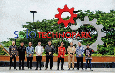 Menteri Koordinator Bidang Perekonomian Airlangga Hartarto meresmikan Kawasan Sains dan Teknologi, Solo Technopark, di Surakarta, Senin (6/2/2023).