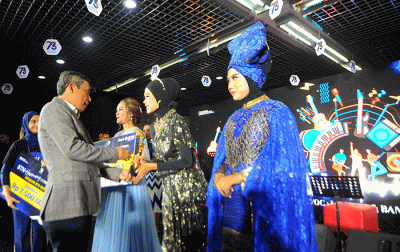 Wakil Direktur Utama Bank BTN Nixon LP Napitupulu menyerahkan piala dan hadiah kepada para pemenang ajang BTN in Harmony Competition di Jakarta.