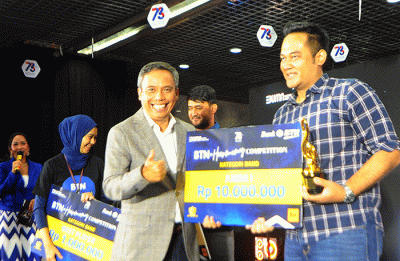 Wakil Direktur Utama Bank BTN Nixon LP Napitupulu menyerahkan piala dan hadiah kepada para pemenang ajang BTN in Harmony Competition di Jakarta.