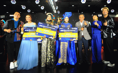 Wakil Direktur Utama Bank BTN Nixon LP Napitupulu menyerahkan piala dan hadiah kepada para pemenang ajang BTN in Harmony Competition di Jakarta.