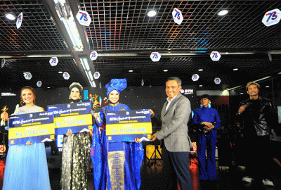 Wakil Direktur Utama Bank BTN Nixon LP Napitupulu menyerahkan piala dan hadiah kepada para pemenang ajang BTN in Harmony Competition di Jakarta.