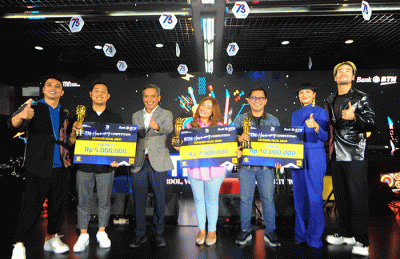 Wakil Direktur Utama Bank BTN Nixon LP Napitupulu menyerahkan piala dan hadiah kepada para pemenang ajang BTN in Harmony Competition di Jakarta.