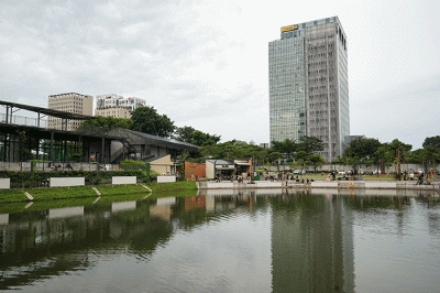 Warga mengunjungi ruang terbuka hijau di Cibis Park, Jakarta Selatan, Rabu (8/2/2023).