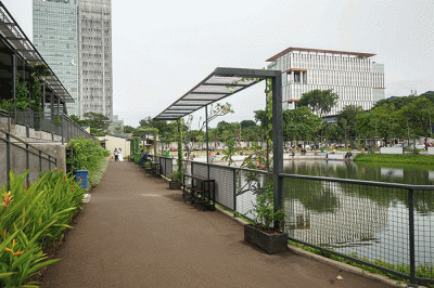 Warga mengunjungi ruang terbuka hijau di Cibis Park, Jakarta Selatan, Rabu (8/2/2023).