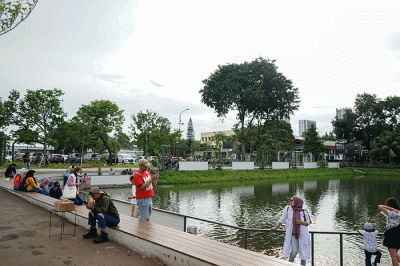 Warga mengunjungi ruang terbuka hijau di Cibis Park, Jakarta Selatan, Rabu (8/2/2023).