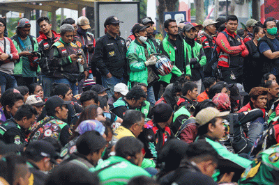 Massa aksi dari pengemudi (driver) ojek online (ojol) melakukan unjuk rasa di depan Gedung Balai Kota DKI Jakarta, Rabu (8/2/2023).