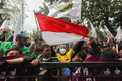 Massa aksi dari pengemudi (driver) ojek online (ojol) melakukan unjuk rasa di depan Gedung Balai Kota DKI Jakarta, Rabu (8/2/2023).