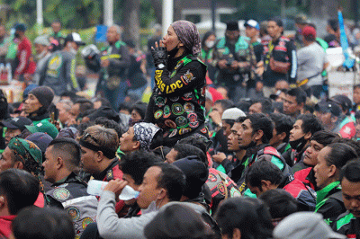 Massa aksi dari pengemudi (driver) ojek online (ojol) melakukan unjuk rasa di depan Gedung Balai Kota DKI Jakarta, Rabu (8/2/2023).