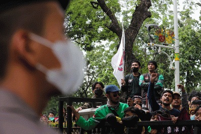 Massa aksi dari pengemudi (driver) ojek online (ojol) melakukan unjuk rasa di depan Gedung Balai Kota DKI Jakarta, Rabu (8/2/2023).