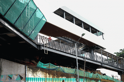 Pekerja menyelesaikan jembatan penghubung Stasiun Cawang ke halte Transjakarta, Selasa (7/2/2023).