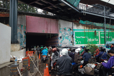 Pekerja menyelesaikan jembatan penghubung Stasiun Cawang ke halte Transjakarta, Selasa (7/2/2023).