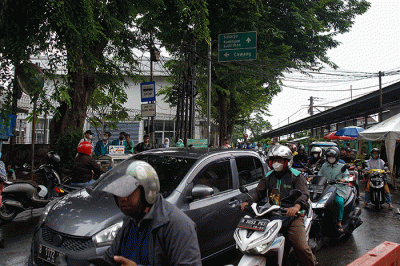 Pekerja menyelesaikan jembatan penghubung Stasiun Cawang ke halte Transjakarta, Selasa (7/2/2023).