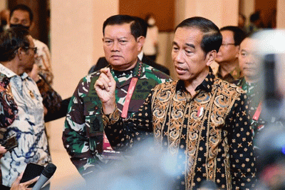 Presiden Joko Widodo memberikan arahan dalam Rapat Pimpinan (Rapim) TNI dan Polri Tahun 2023 di The Sultan Hotel, Jakarta, Rabu (8/2/2023).
