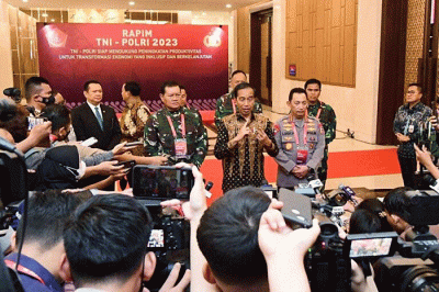 Presiden Joko Widodo memberikan arahan dalam Rapat Pimpinan (Rapim) TNI dan Polri Tahun 2023 di The Sultan Hotel, Jakarta, Rabu (8/2/2023).