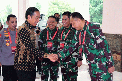 Presiden Joko Widodo memberikan arahan dalam Rapat Pimpinan (Rapim) TNI dan Polri Tahun 2023 di The Sultan Hotel, Jakarta, Rabu (8/2/2023).