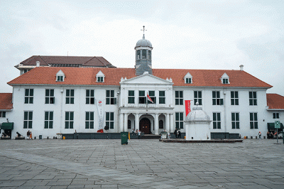 Warga berjalan di trotoar di kawasan wisata Kota Tua, Jakarta, Selasa (7/2/2023).