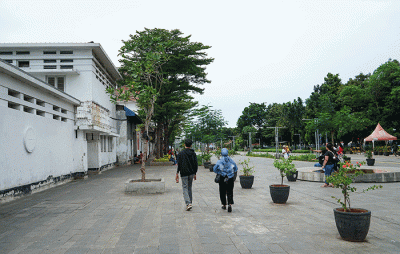 Warga berjalan di trotoar di kawasan wisata Kota Tua, Jakarta, Selasa (7/2/2023).