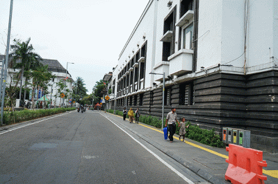 Warga berjalan di trotoar di kawasan wisata Kota Tua, Jakarta, Selasa (7/2/2023).