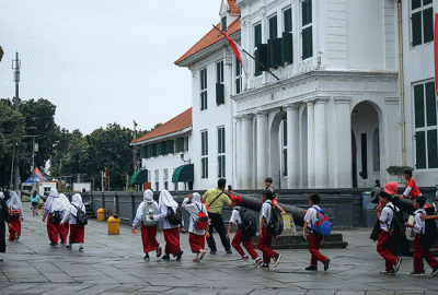 Warga berjalan di trotoar di kawasan wisata Kota Tua, Jakarta, Selasa (7/2/2023).