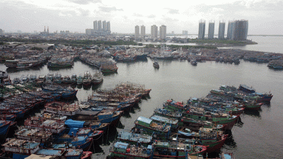 Foto udara puluhan kapal ikan bersandar di Pelabuhan Ikan Muara Baru, Jakarta Utara, Kamis (9/2/2023).