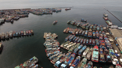 Foto udara puluhan kapal ikan bersandar di Pelabuhan Ikan Muara Baru, Jakarta Utara, Kamis (9/2/2023).