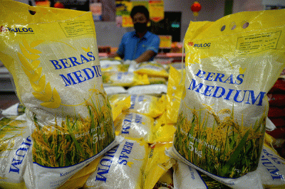 Karyawan menata beras Bulog untuk Retail di Hypermart Puri Indah, Jakarta, Rabu (8/2/2023).