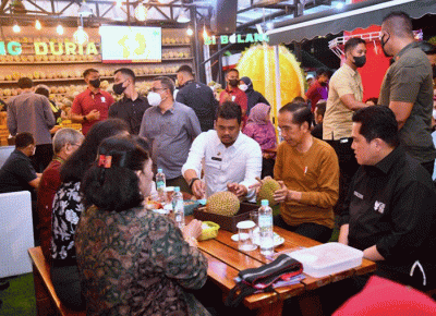 Suasana malam yang hangat menemani Presiden Joko Widodo dan Iriana Joko Widodo menikmati durian bersama sejumlah pemimpin redaksi.