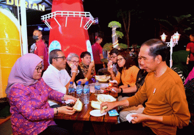 Suasana malam yang hangat menemani Presiden Joko Widodo dan Iriana Joko Widodo menikmati durian bersama sejumlah pemimpin redaksi.
