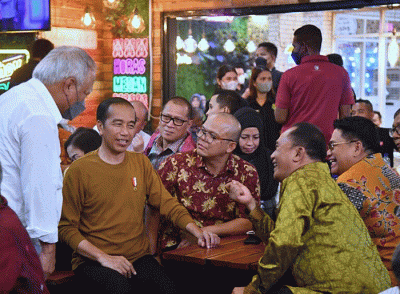 Suasana malam yang hangat menemani Presiden Joko Widodo dan Iriana Joko Widodo menikmati durian bersama sejumlah pemimpin redaksi.