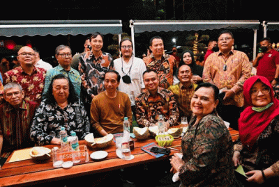 Suasana malam yang hangat menemani Presiden Joko Widodo dan Iriana Joko Widodo menikmati durian bersama sejumlah pemimpin redaksi.