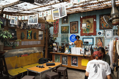 Kampoeng Gallery ini adalah tempat nongkrong atau cafe yang sangat kental dengan seni dan berlokasi di Kebayoran Lama, Jakarta Selatan.