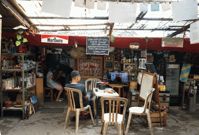 Kampoeng Gallery ini adalah tempat nongkrong atau cafe yang sangat kental dengan seni dan berlokasi di Kebayoran Lama, Jakarta Selatan.