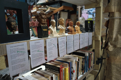 Kampoeng Gallery ini adalah tempat nongkrong atau cafe yang sangat kental dengan seni dan berlokasi di Kebayoran Lama, Jakarta Selatan.