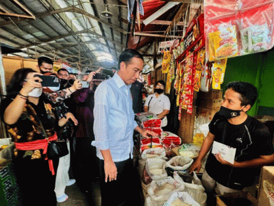 Presiden Joko Widodo dan Iriana Joko Widodo meninjau Pasar Bakti, Kota Medan, Sumatra Utara, Kamis (9/2/2023).