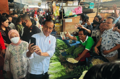 Presiden Joko Widodo dan Iriana Joko Widodo meninjau Pasar Bakti, Kota Medan, Sumatra Utara, Kamis (9/2/2023).
