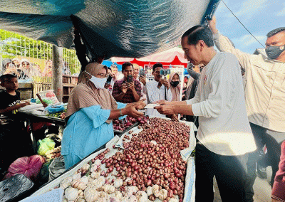 Presiden Joko Widodo mengecek harga-harga sejumlah komoditas di Pasar Batuphat Timur, Kota Lhokseumawe, Provinsi Aceh, Jumat (10/2/2023).