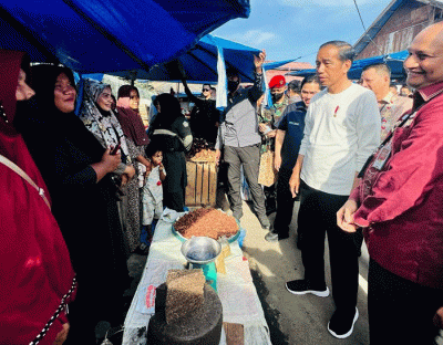 Presiden Joko Widodo mengecek harga-harga sejumlah komoditas di Pasar Batuphat Timur, Kota Lhokseumawe, Provinsi Aceh, Jumat (10/2/2023).