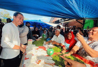 Presiden Joko Widodo mengecek harga-harga sejumlah komoditas di Pasar Batuphat Timur, Kota Lhokseumawe, Provinsi Aceh, Jumat (10/2/2023).