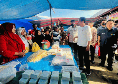 Presiden Joko Widodo mengecek harga-harga sejumlah komoditas di Pasar Batuphat Timur, Kota Lhokseumawe, Provinsi Aceh, Jumat (10/2/2023).