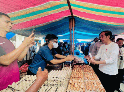 Presiden Joko Widodo mengecek harga-harga sejumlah komoditas di Pasar Batuphat Timur, Kota Lhokseumawe, Provinsi Aceh, Jumat (10/2/2023).