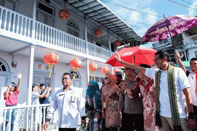 Menparekraf Sandiaga Salahuddin Uno mengunjungi sejumlah destinasi wisata budaya di Kota Singkawang, Kalimantan Barat (Kalbar), Kamis (9/2/2023).