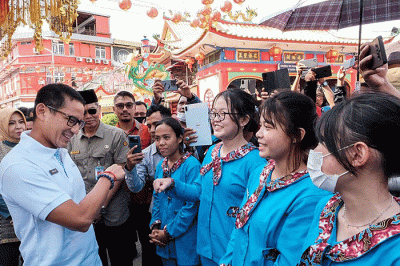 Menparekraf Sandiaga Salahuddin Uno mengunjungi sejumlah destinasi wisata budaya di Kota Singkawang, Kalimantan Barat (Kalbar), Kamis (9/2/2023).