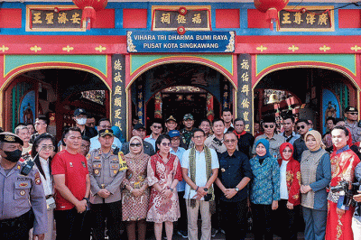 Menparekraf Sandiaga Salahuddin Uno mengunjungi sejumlah destinasi wisata budaya di Kota Singkawang, Kalimantan Barat (Kalbar), Kamis (9/2/2023).