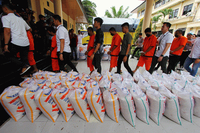 Rilis kasus dugaan penyimpangan distribusi beras impor milik Bulog di Polda Banten, Serang, Banten, Jumat (10/2/2023).