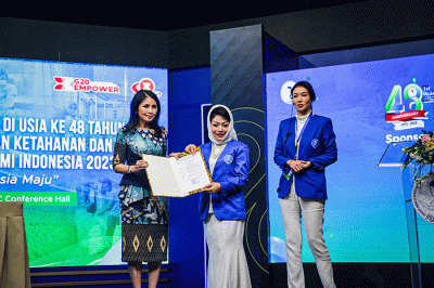Executive Chairwoman MNC Group Liliana Tanoesoedibjo (kiri) saat menerima surat keputusan menjadi Anggota Dewan Konsultasi DPP IWAPI.