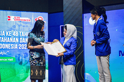 Executive Chairwoman MNC Group Liliana Tanoesoedibjo (kiri) saat menerima surat keputusan menjadi Anggota Dewan Konsultasi DPP IWAPI.