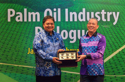 Indonesia dan Malaysia membahas pengembangan industri kelapa sawit.